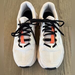 On Women’s Cloudrunner, size 8